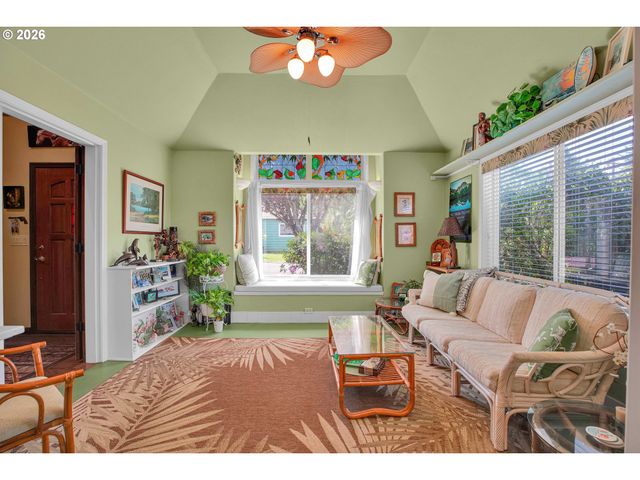 705 N MOLALLA Ave, Molalla, OR 97038