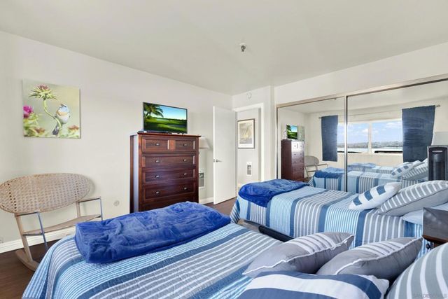 4015 Crown Point Dr 102, San Diego, CA 92109