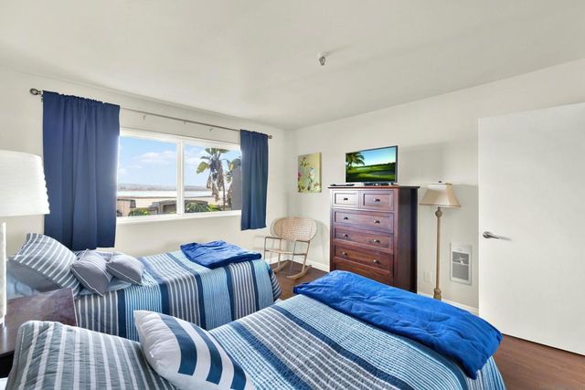 4015 Crown Point Dr 102, San Diego, CA 92109