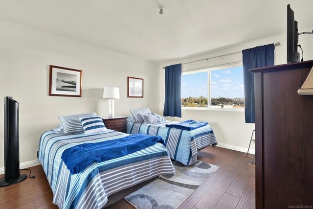 4015 Crown Point Dr 102, San Diego, CA 92109