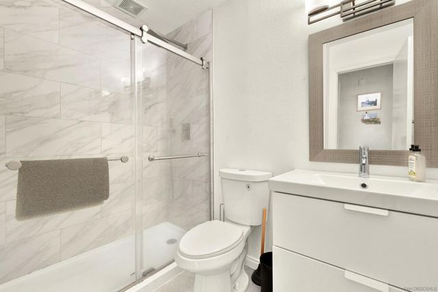 4015 Crown Point Dr 102, San Diego, CA 92109