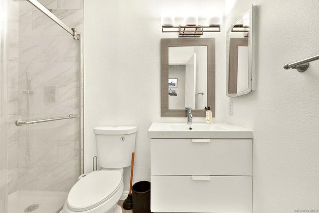 4015 Crown Point Dr 102, San Diego, CA 92109