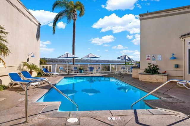 4015 Crown Point Dr 102, San Diego, CA 92109