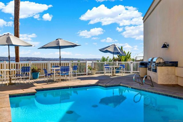 4015 Crown Point Dr 102, San Diego, CA 92109