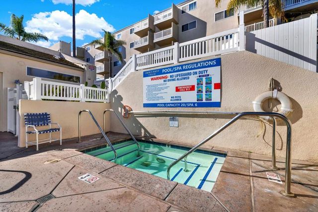 4015 Crown Point Dr 102, San Diego, CA 92109