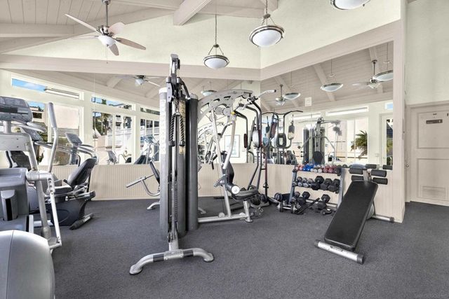 4015 Crown Point Dr 102, San Diego, CA 92109