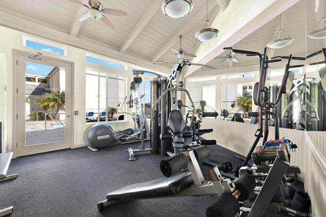 4015 Crown Point Dr 102, San Diego, CA 92109