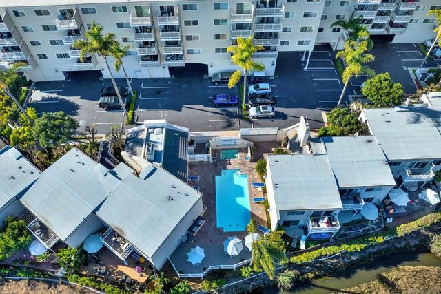 4015 Crown Point Dr 102, San Diego, CA 92109