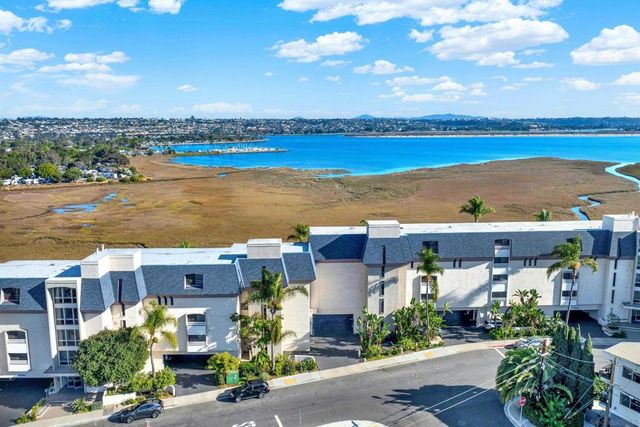 4015 Crown Point Dr 102, San Diego, CA 92109