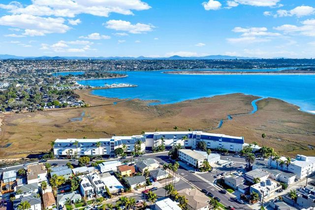 4015 Crown Point Dr 102, San Diego, CA 92109