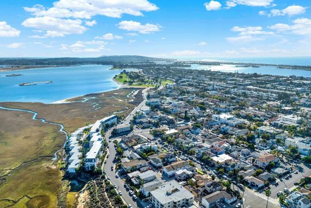 4015 Crown Point Dr 102, San Diego, CA 92109