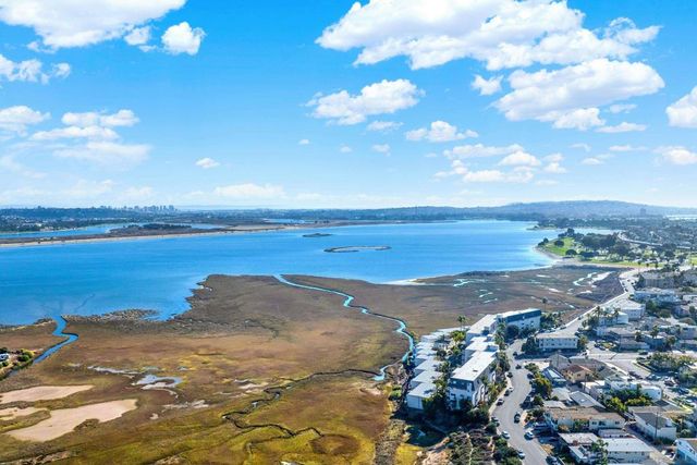 4015 Crown Point Dr 102, San Diego, CA 92109