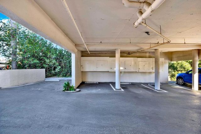 4015 Crown Point Dr 102, San Diego, CA 92109