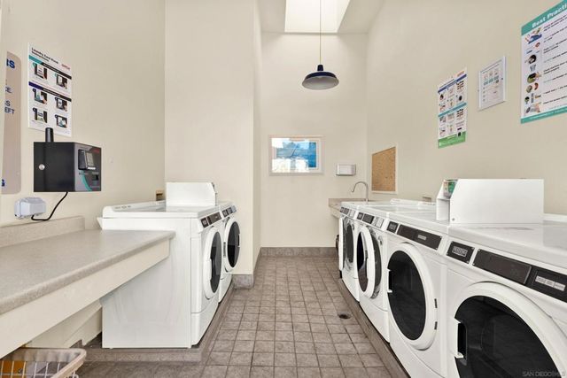 4015 Crown Point Dr 102, San Diego, CA 92109