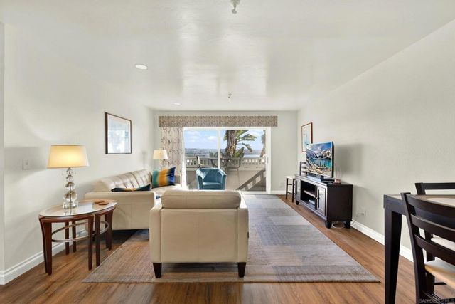 4015 Crown Point Dr 102, San Diego, CA 92109