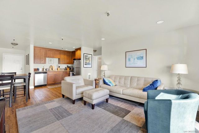 4015 Crown Point Dr 102, San Diego, CA 92109