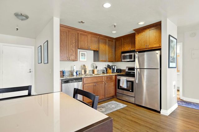 4015 Crown Point Dr 102, San Diego, CA 92109