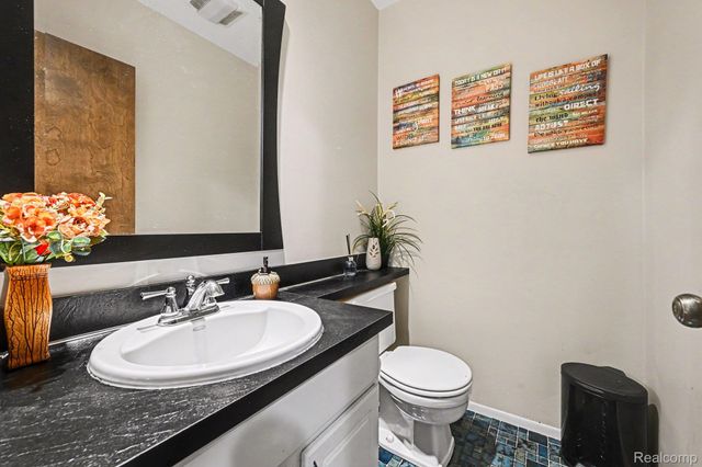 29579 Kings Pointe Court, Farmington Hills, MI 48331