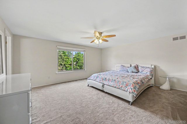 29579 Kings Pointe Court, Farmington Hills, MI 48331