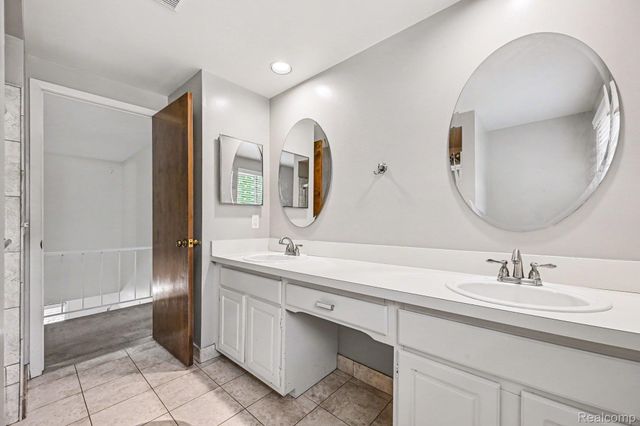 29579 Kings Pointe Court, Farmington Hills, MI 48331