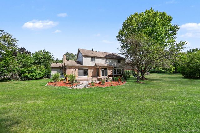 29579 Kings Pointe Court, Farmington Hills, MI 48331