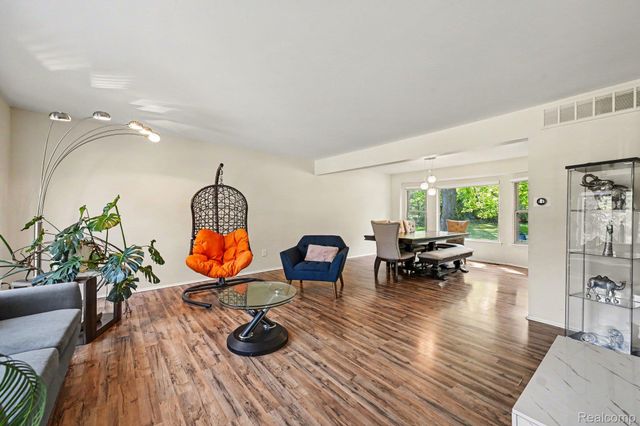 29579 Kings Pointe Court, Farmington Hills, MI 48331