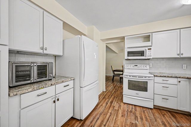 29579 Kings Pointe Court, Farmington Hills, MI 48331