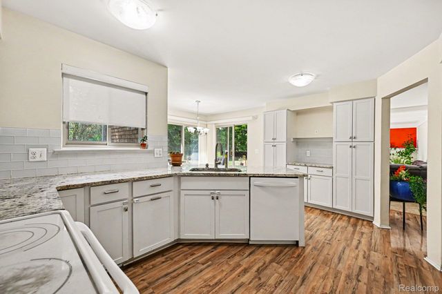 29579 Kings Pointe Court, Farmington Hills, MI 48331