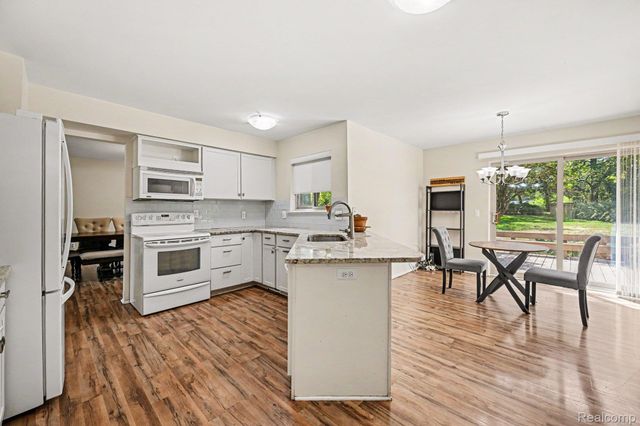 29579 Kings Pointe Court, Farmington Hills, MI 48331