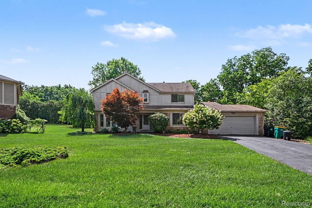 29579 Kings Pointe Court, Farmington Hills, MI 48331