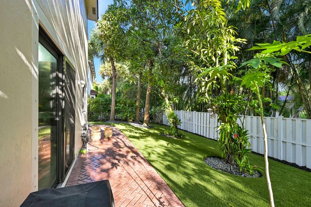 11695 NW 2ND Street, Plantation, FL 33325