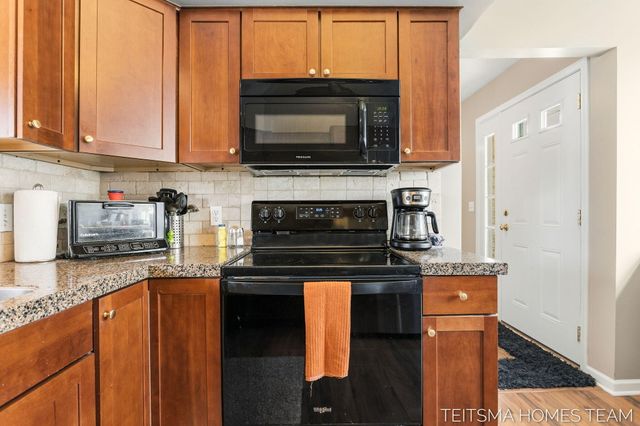 15443 Winchester Circle, Grand Haven, MI 49417