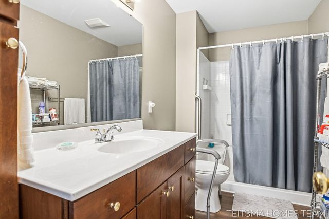 15443 Winchester Circle, Grand Haven, MI 49417