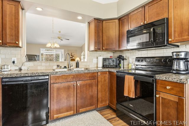 15443 Winchester Circle, Grand Haven, MI 49417