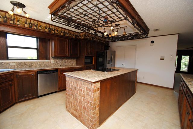 190 Dawns Edge Drive, Conroe, TX 77356