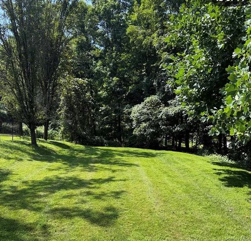 5 Candlewood Court, Thornwood, NY 10594