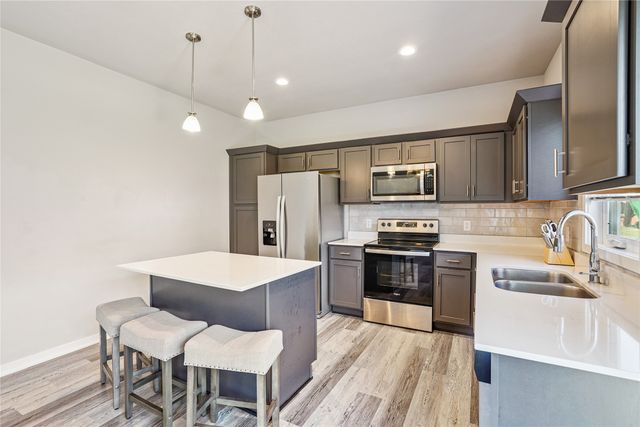 1806 E 19th Court, Norwalk, IA 50211