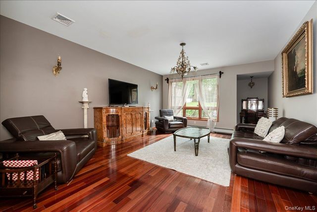 5 Jacquelyn Court, Dix Hills, NY 11746