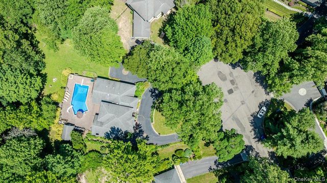 5 Jacquelyn Court, Dix Hills, NY 11746