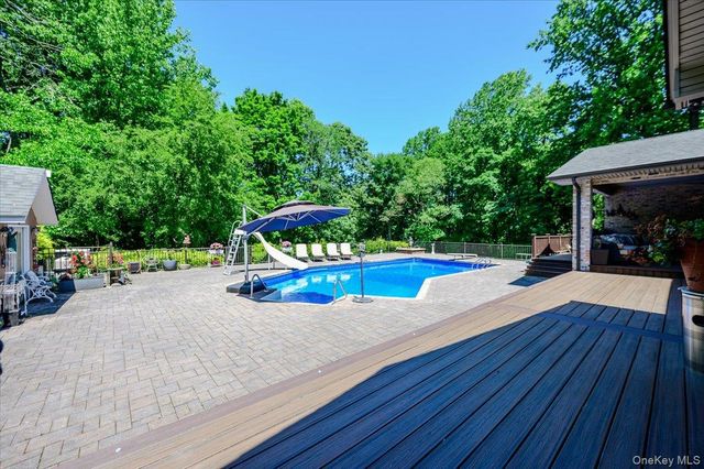 5 Jacquelyn Court, Dix Hills, NY 11746