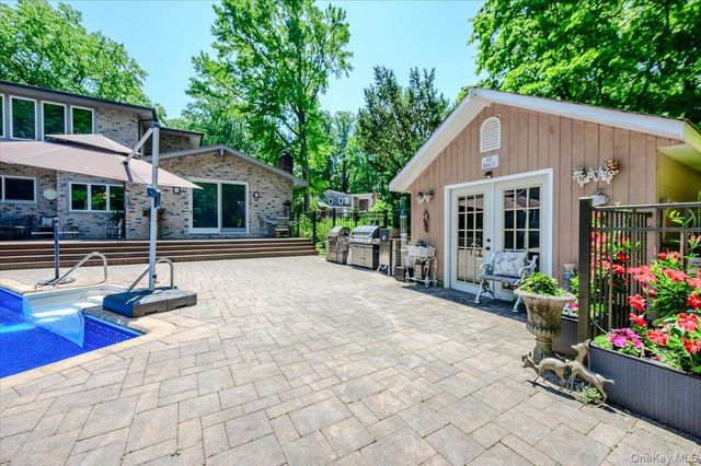 5 Jacquelyn Court, Dix Hills, NY 11746
