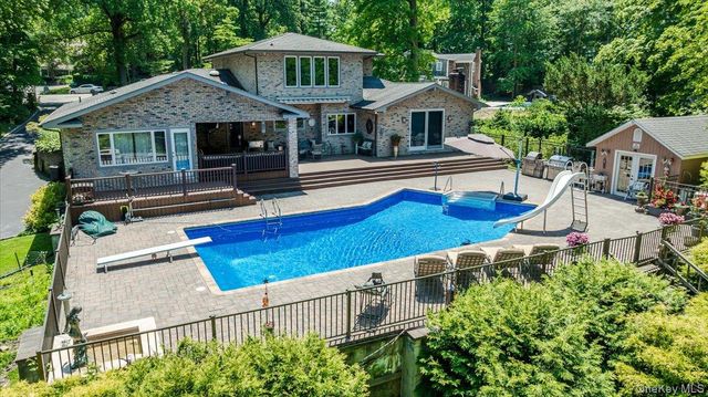 5 Jacquelyn Court, Dix Hills, NY 11746