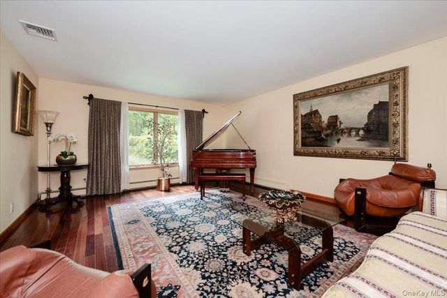 5 Jacquelyn Court, Dix Hills, NY 11746