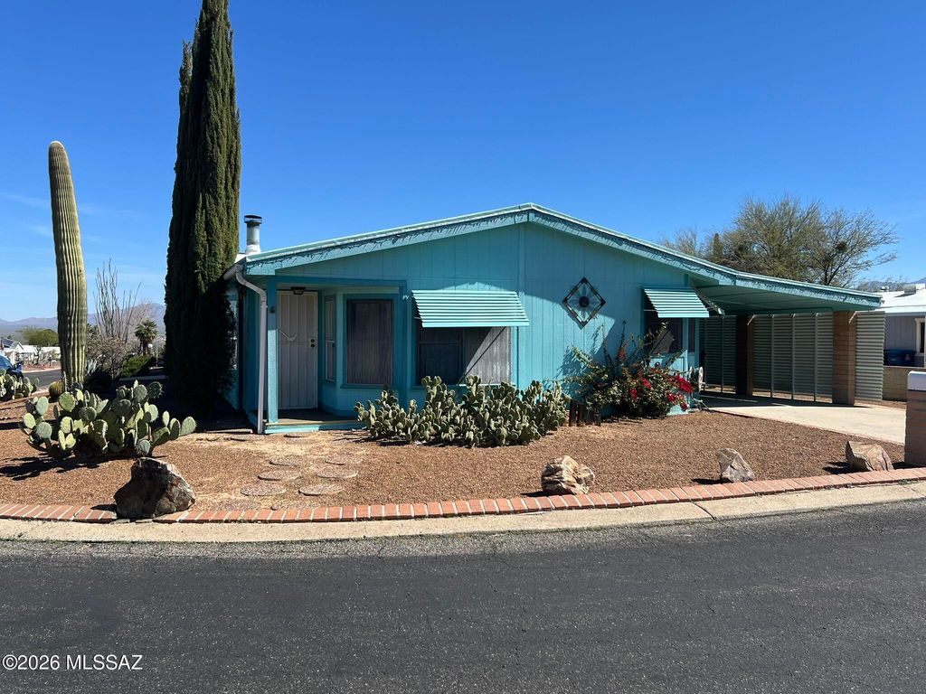 Image 3 of property listing at 1840 N Pacana Way, Green Valley, AZ 85614