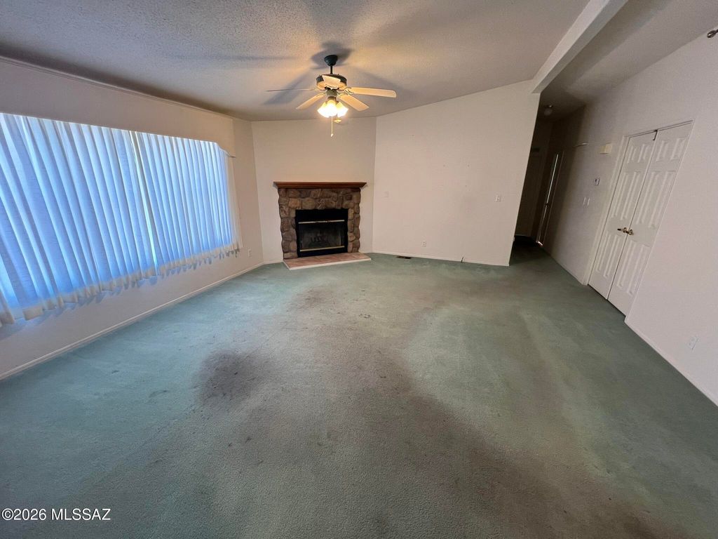 Image 4 of property listing at 1840 N Pacana Way, Green Valley, AZ 85614
