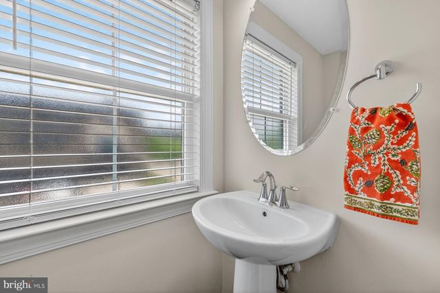 8106 ZOE PL, Alexandria, VA 22306
