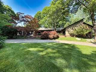 275 Pine Ridge Drive, Bloomfield Hills, MI 48304
