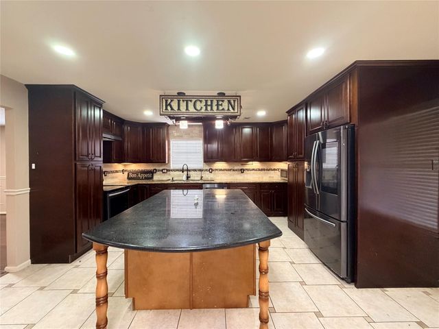 2818 Woodcreek Meadows Lane, Houston, TX 77073