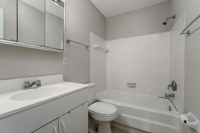 2007 E 122nd Street B15, Burnsville, MN 55337