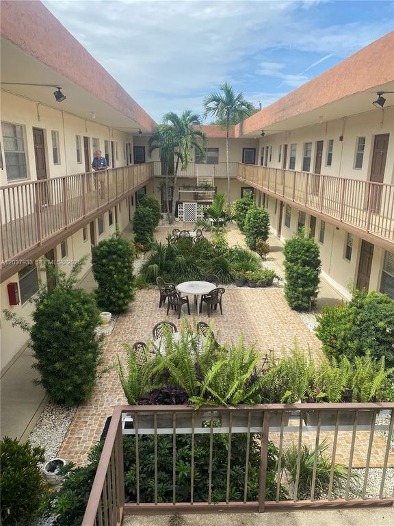415 NE 2nd St 222, Hallandale Beach, FL 33009